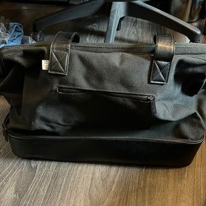 Best Weekend Travel bag by Beis- base opens for shoes/dirty clothes, sturdy!